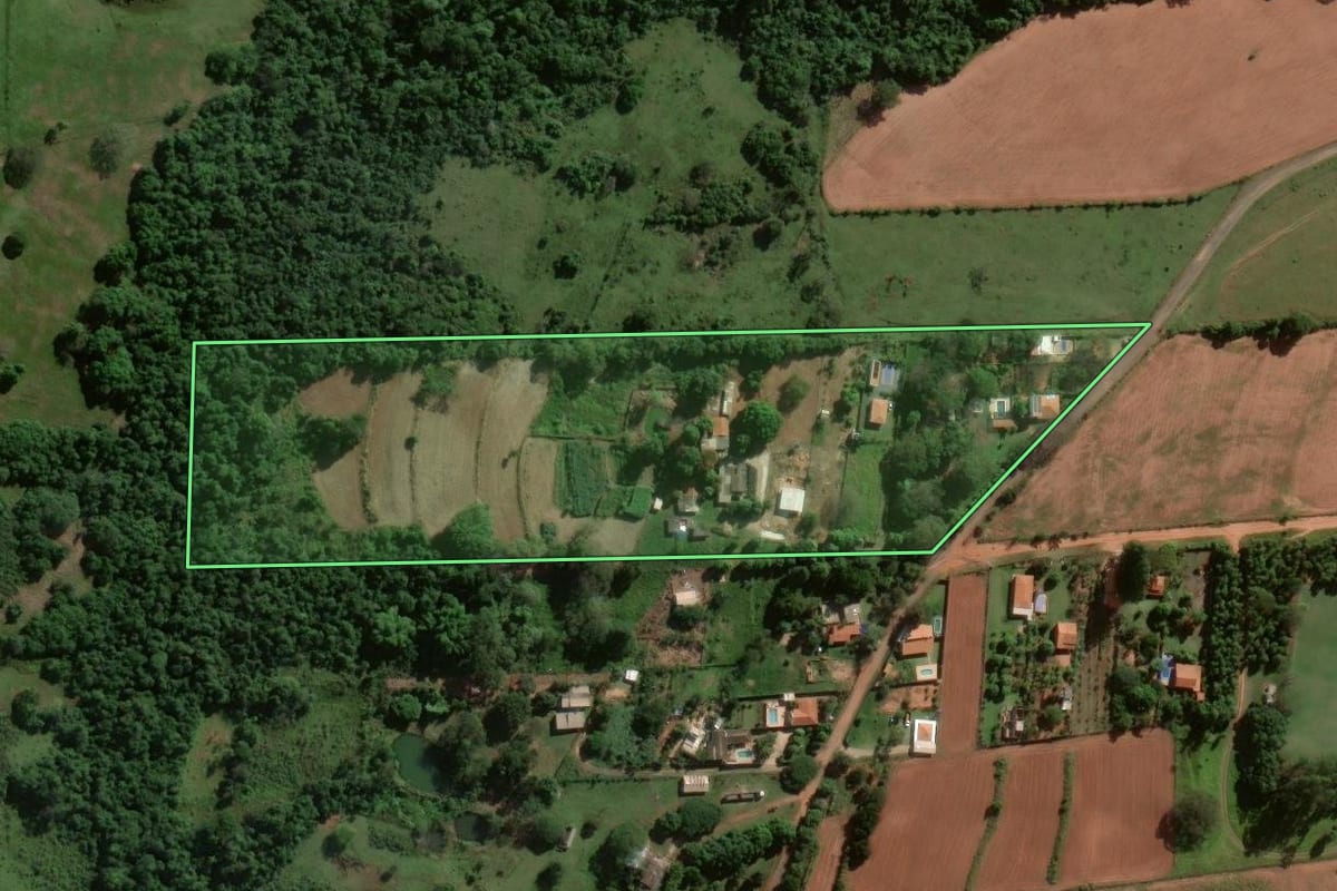 Imagem de satélite do imóvel rural em Assis (SP), com o contorno declarado no CAR desenhado por cima.