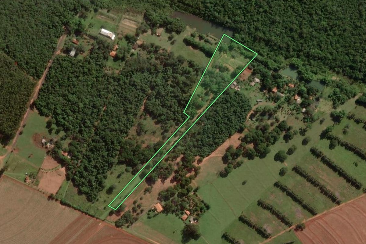 Imagem de satélite do imóvel rural em Assis (SP), com o contorno declarado no CAR desenhado por cima.