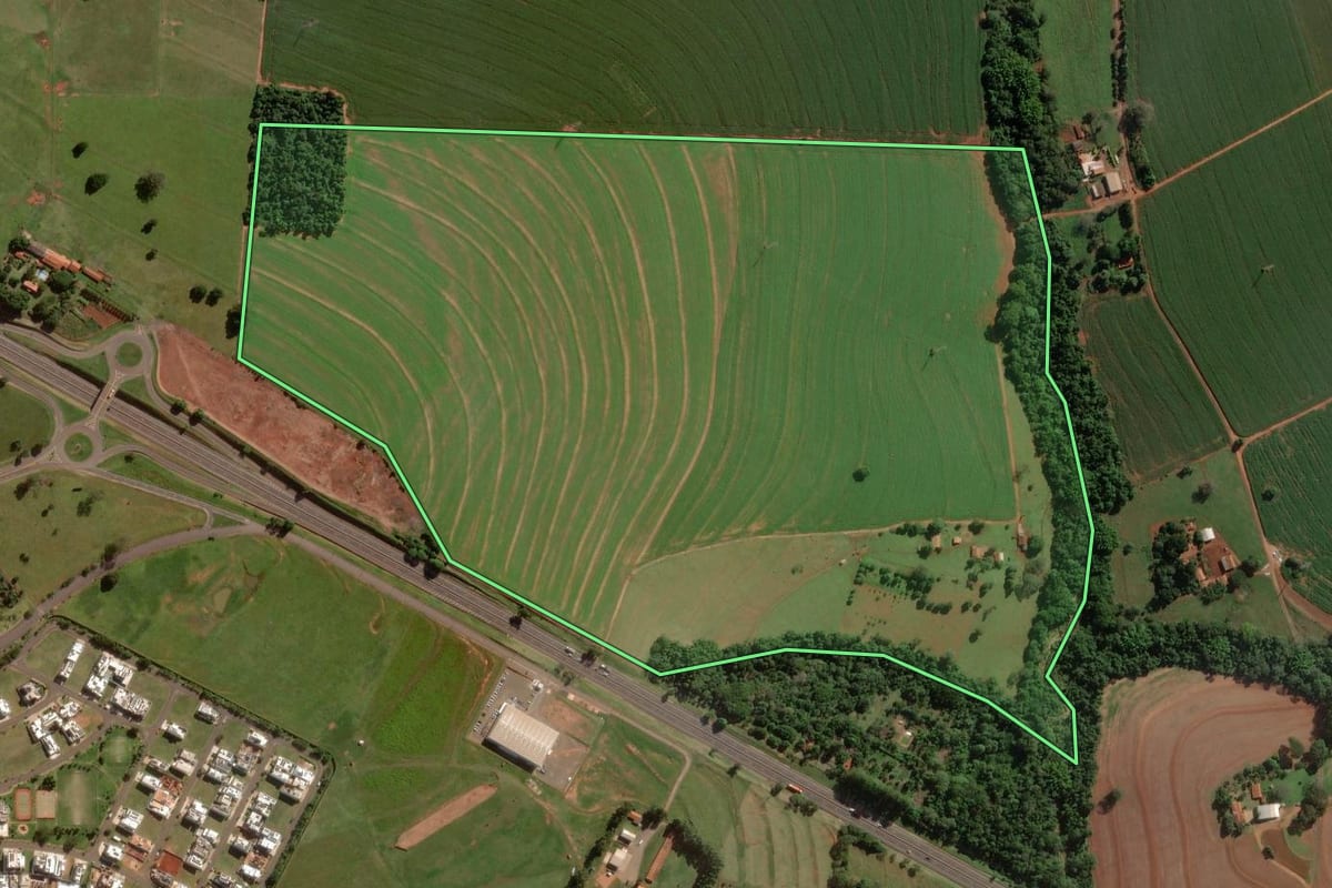 Imagem de satélite do imóvel rural em Assis (SP), com o contorno declarado no CAR desenhado por cima.