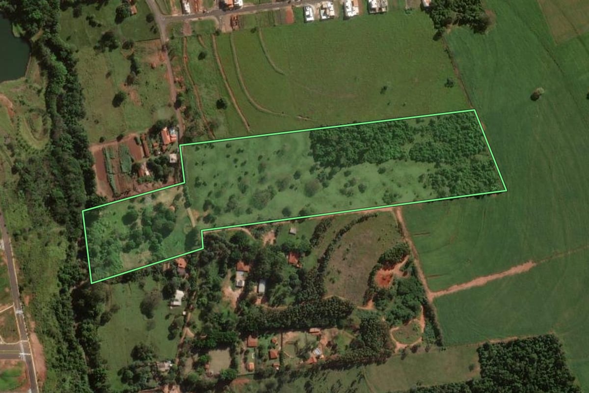 Imagem de satélite do imóvel rural em Assis (SP), com o contorno declarado no CAR desenhado por cima.