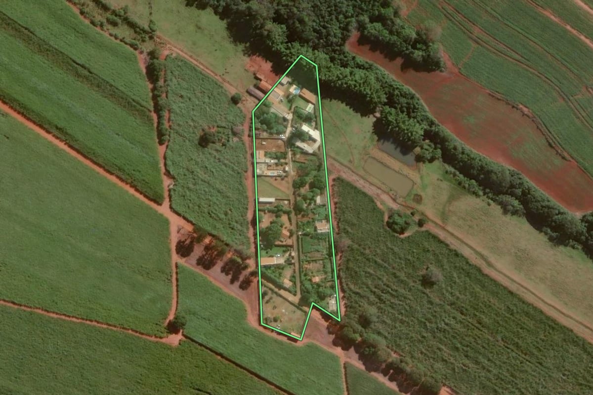 Imagem de satélite do imóvel rural em Assis (SP), com o contorno declarado no CAR desenhado por cima.
