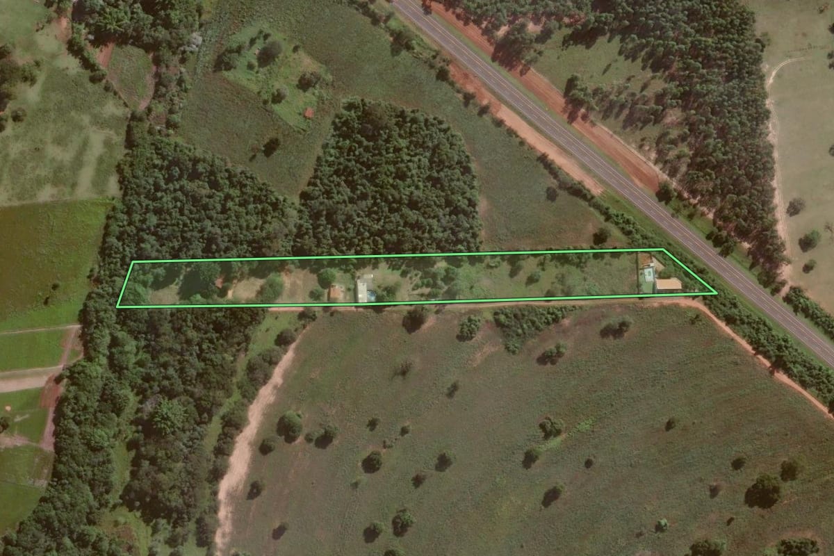 Imagem de satélite do imóvel rural em Assis (SP), com o contorno declarado no CAR desenhado por cima.