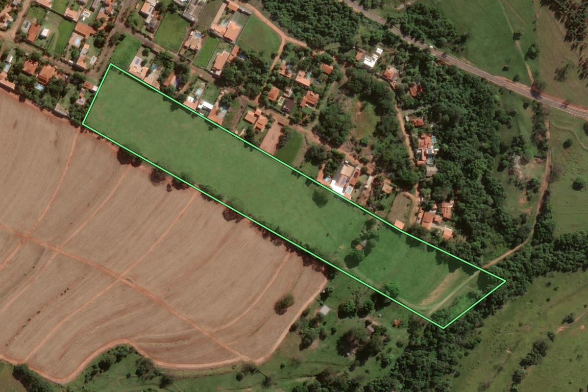 Imagem de satélite do imóvel rural em Assis (SP), com o contorno declarado no CAR desenhado por cima.