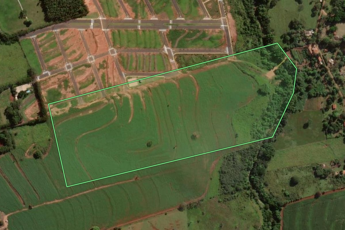 Imagem de satélite do imóvel rural em Assis (SP), com o contorno declarado no CAR desenhado por cima.