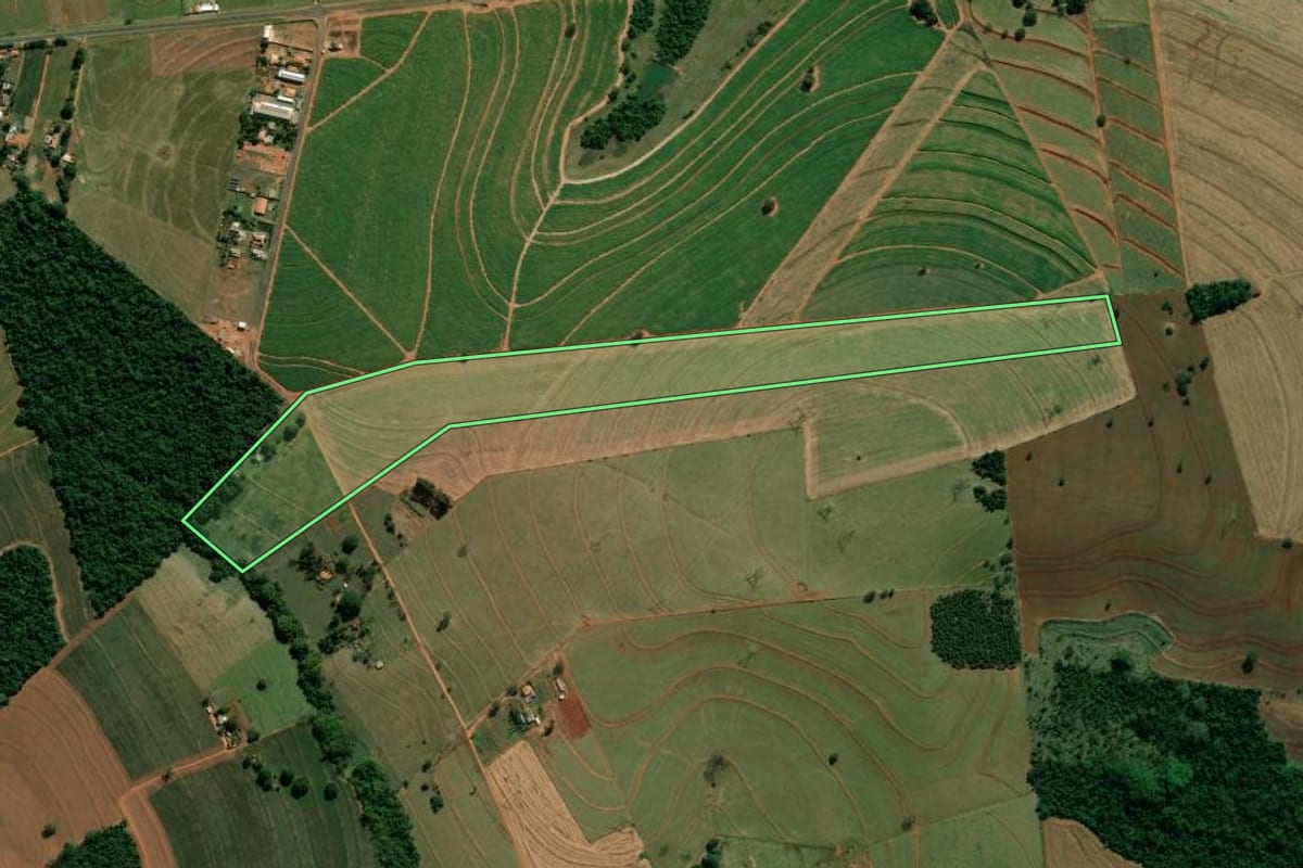 Imagem de satélite do imóvel rural em Assis (SP), com o contorno declarado no CAR desenhado por cima.