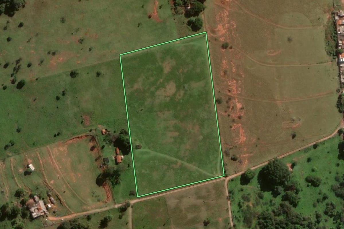 Imagem de satélite do imóvel rural em Assis (SP), com o contorno declarado no CAR desenhado por cima.