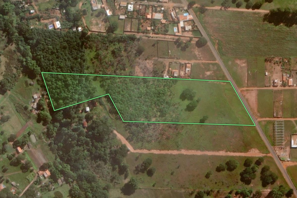 Imagem de satélite do imóvel rural em Assis (SP), com o contorno declarado no CAR desenhado por cima.