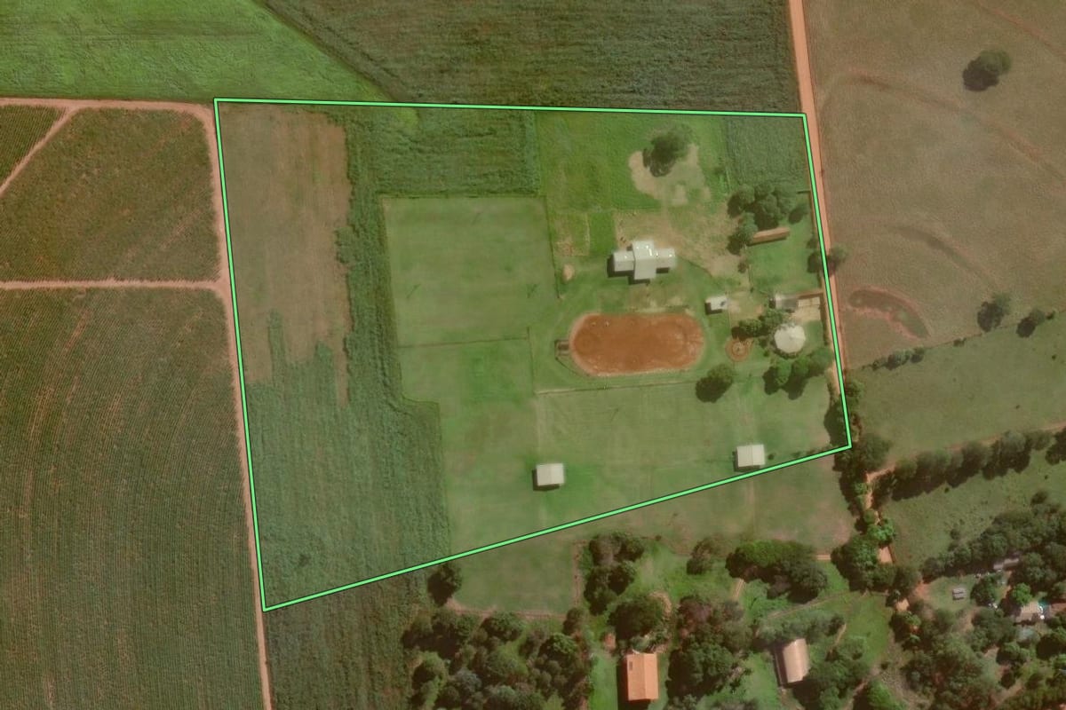 Imagem de satélite do imóvel rural em Assis (SP), com o contorno declarado no CAR desenhado por cima.