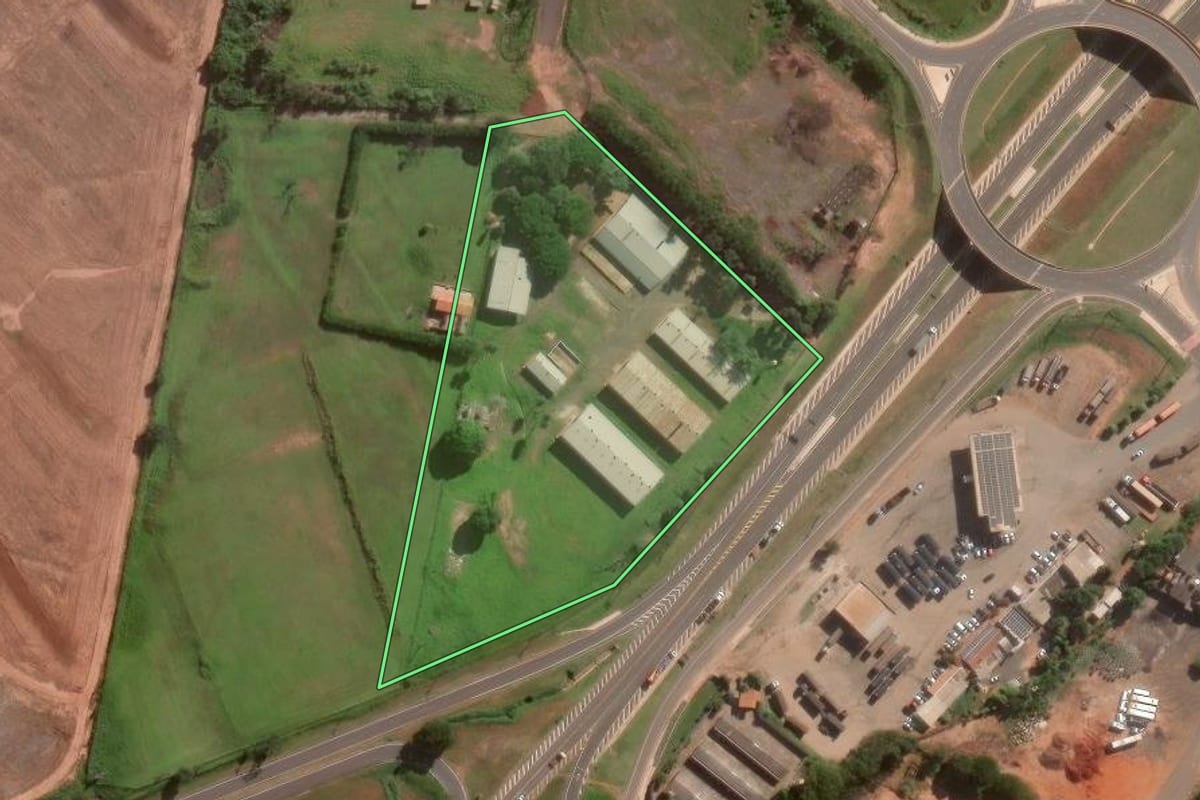 Imagem de satélite do imóvel rural em Assis (SP), com o contorno declarado no CAR desenhado por cima.
