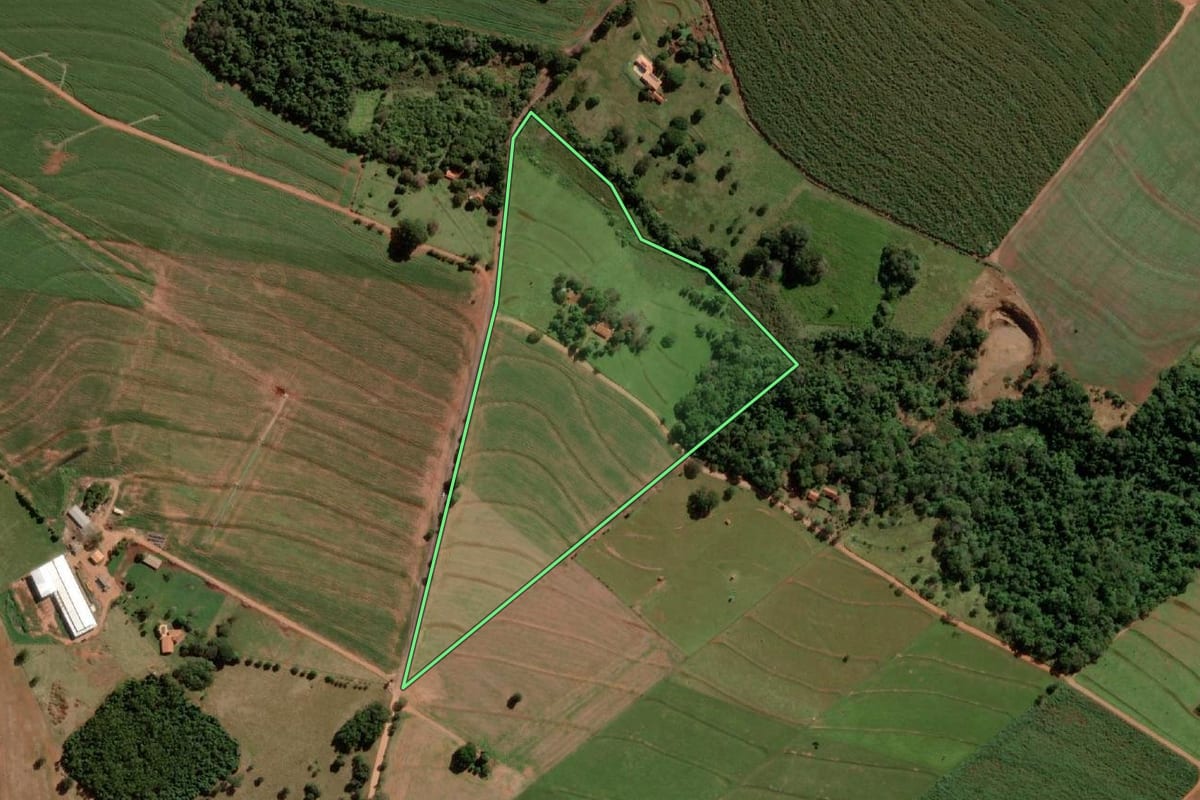 Imagem de satélite do imóvel rural em Assis (SP), com o contorno declarado no CAR desenhado por cima.