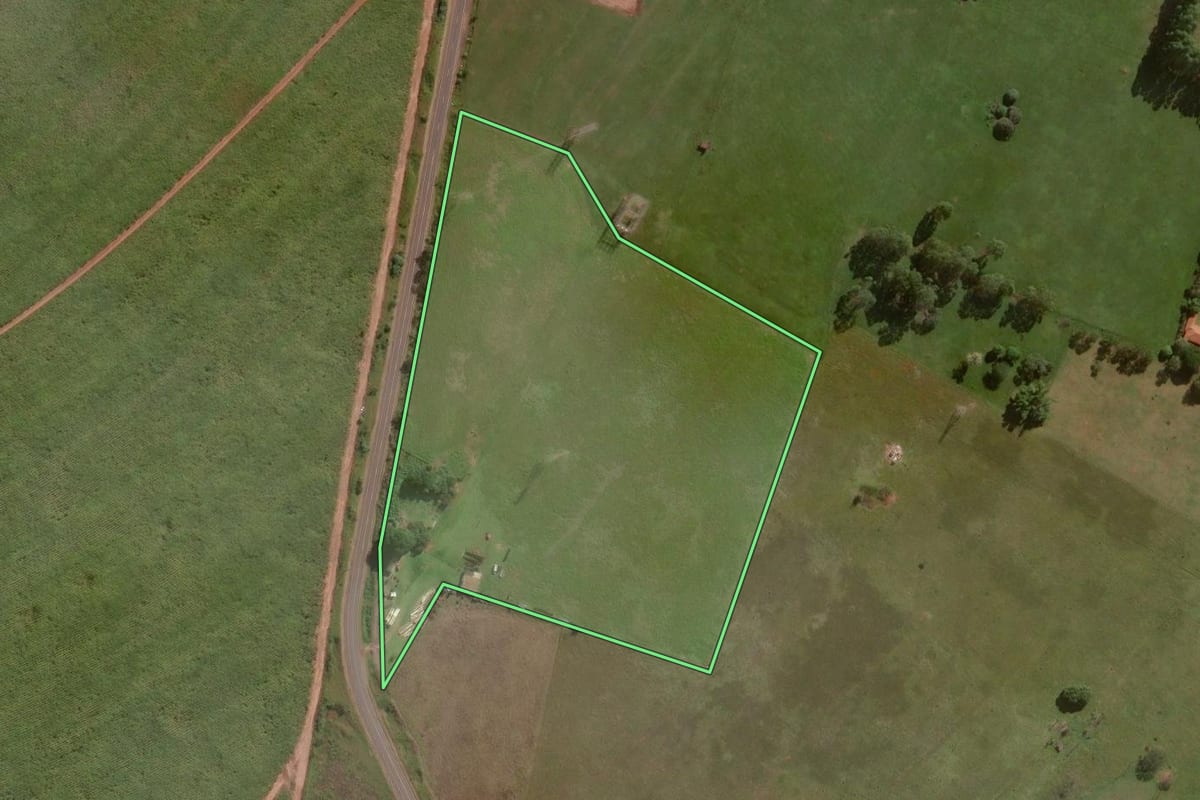 Imagem de satélite do imóvel rural em Assis (SP), com o contorno declarado no CAR desenhado por cima.