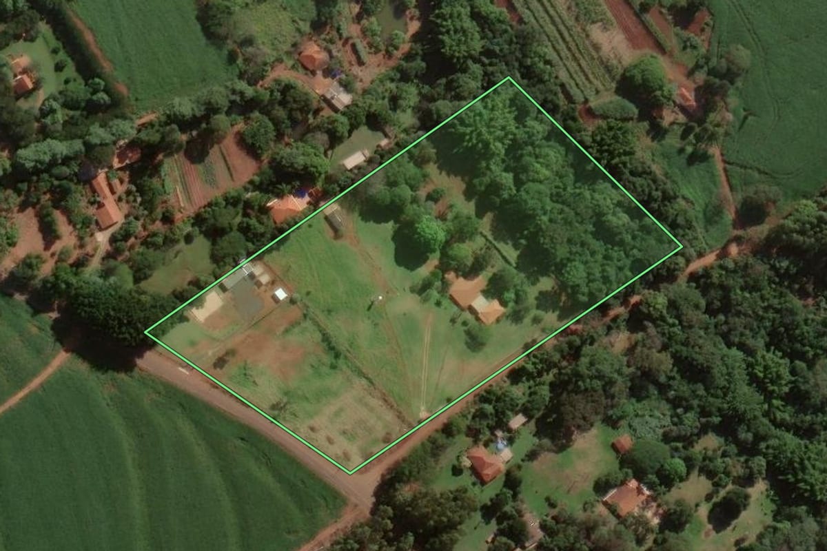 Imagem de satélite do imóvel rural em Assis (SP), com o contorno declarado no CAR desenhado por cima.