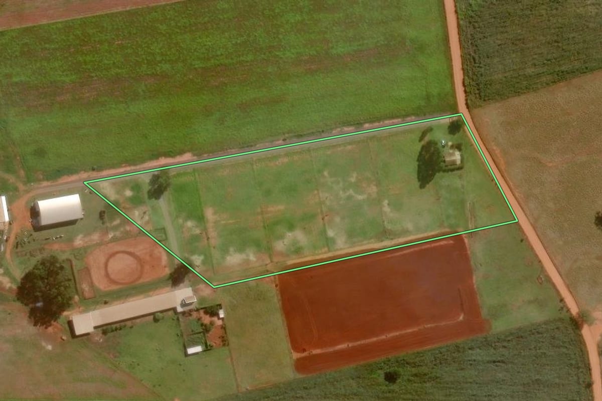 Imagem de satélite do imóvel rural em Assis (SP), com o contorno declarado no CAR desenhado por cima.