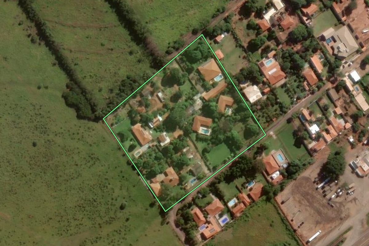 Imagem de satélite do imóvel rural em Assis (SP), com o contorno declarado no CAR desenhado por cima.