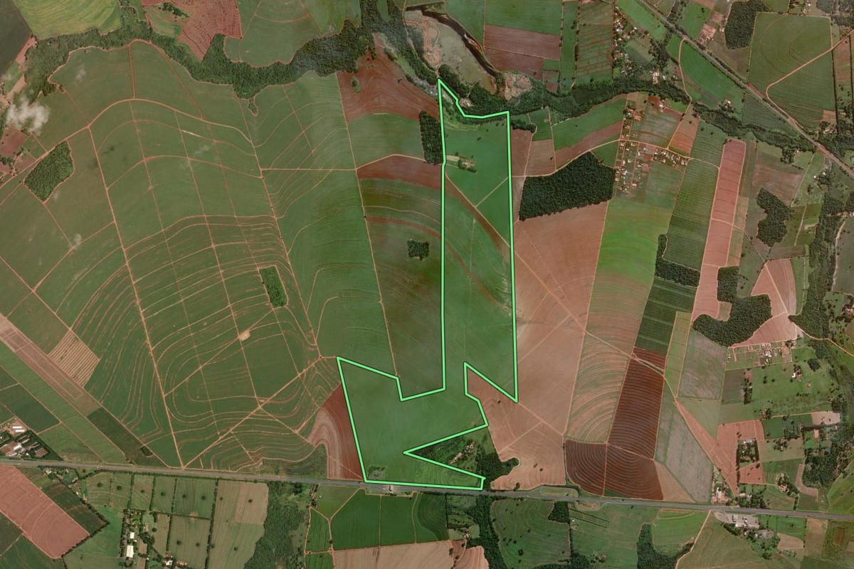 Imagem de satélite do imóvel rural em Assis (SP), com o contorno declarado no CAR desenhado por cima.