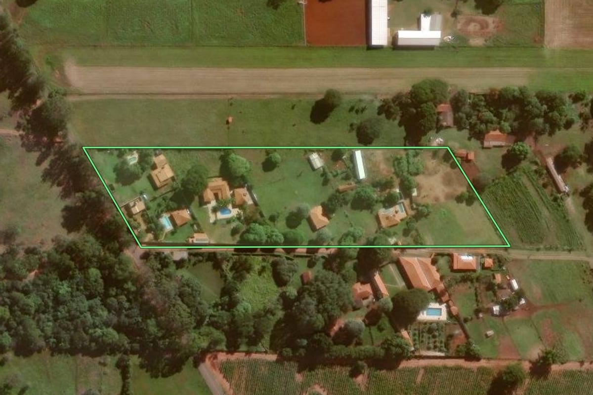 Imagem de satélite do imóvel rural em Assis (SP), com o contorno declarado no CAR desenhado por cima.