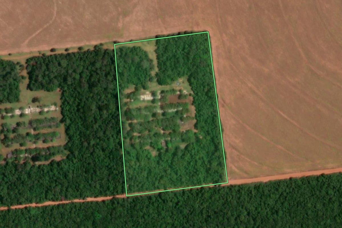Imagem de satélite do imóvel rural em Assis (SP), com o contorno declarado no CAR desenhado por cima.