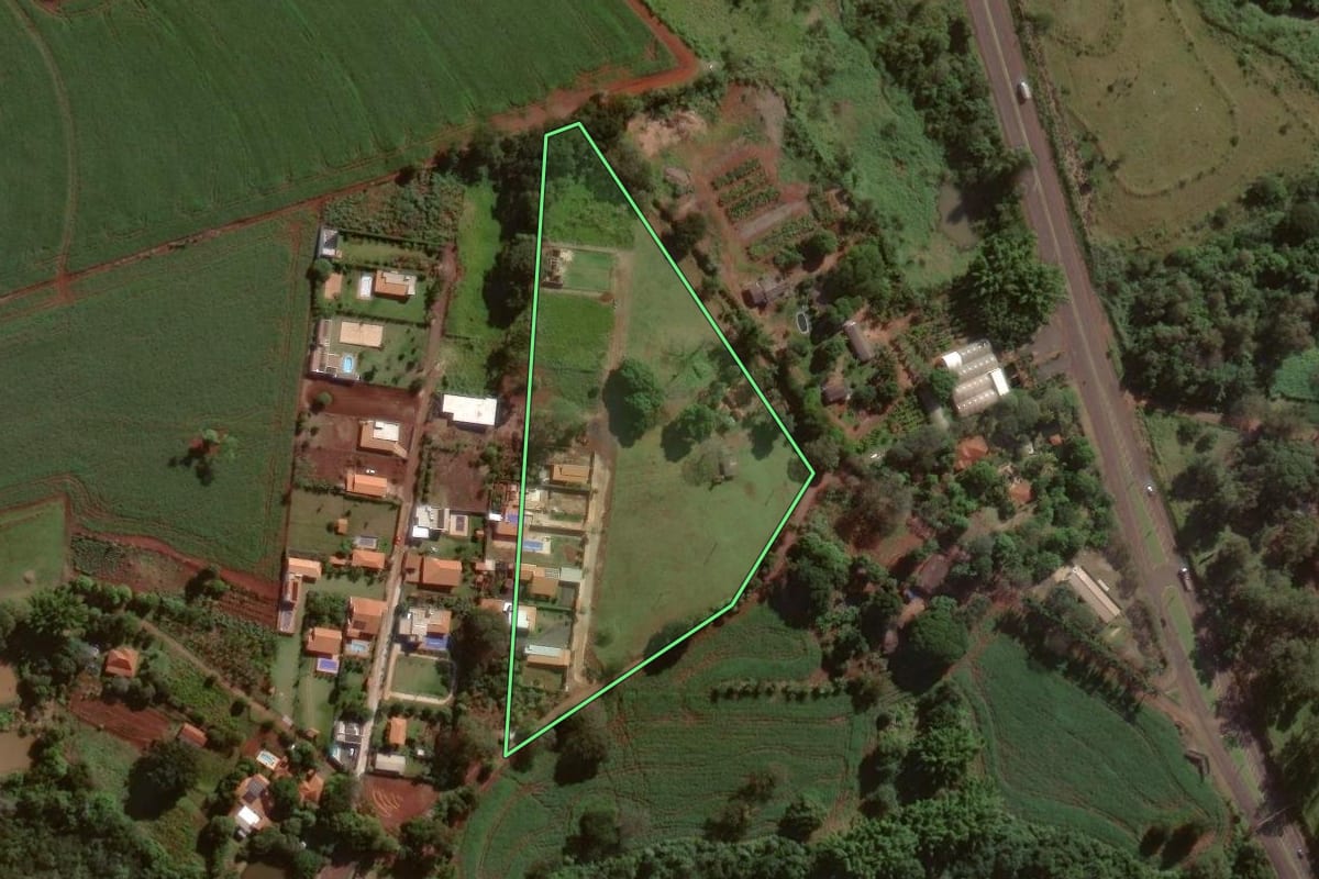 Imagem de satélite do imóvel rural em Assis (SP), com o contorno declarado no CAR desenhado por cima.