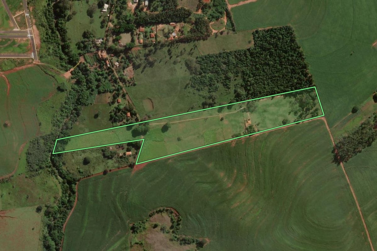 Imagem de satélite do imóvel rural em Assis (SP), com o contorno declarado no CAR desenhado por cima.