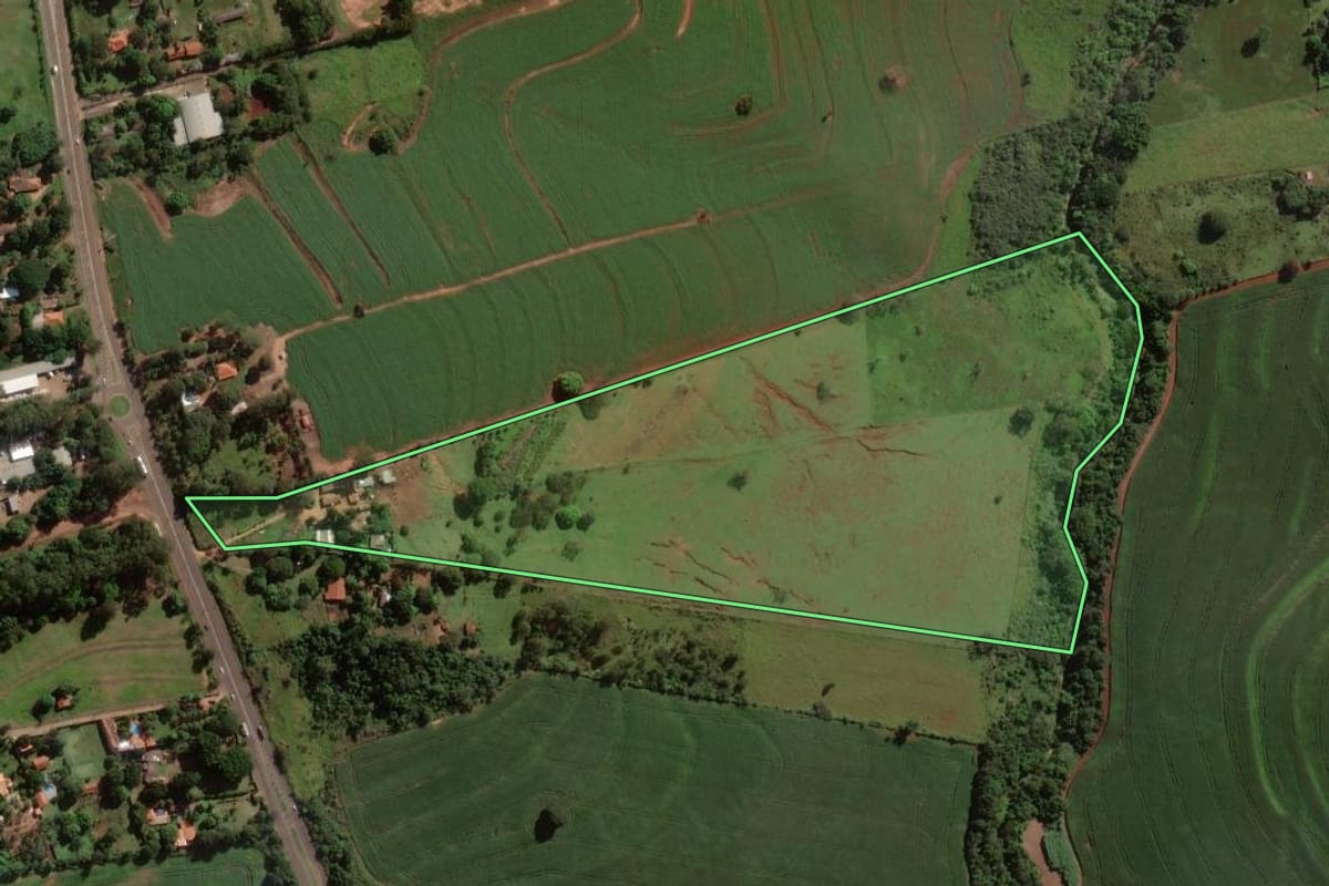 Imagem de satélite do imóvel rural em Assis (SP), com o contorno declarado no CAR desenhado por cima.