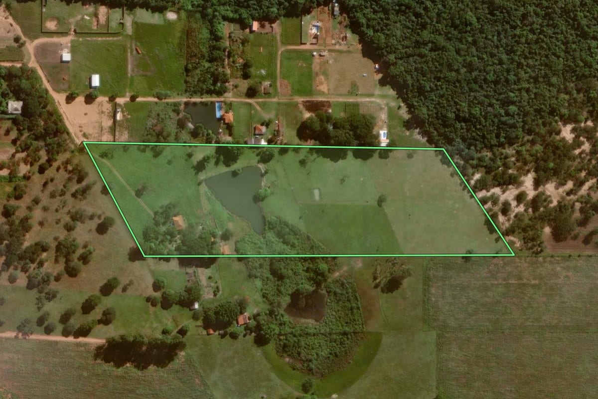 Imagem de satélite do imóvel rural em Assis (SP), com o contorno declarado no CAR desenhado por cima.