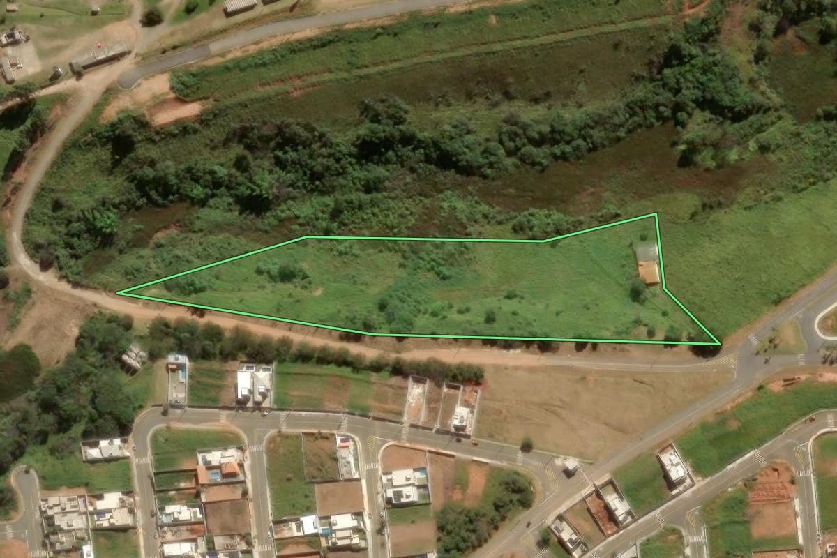Imagem de satélite do imóvel rural em Atibaia (SP), com o contorno declarado no CAR desenhado por cima.
