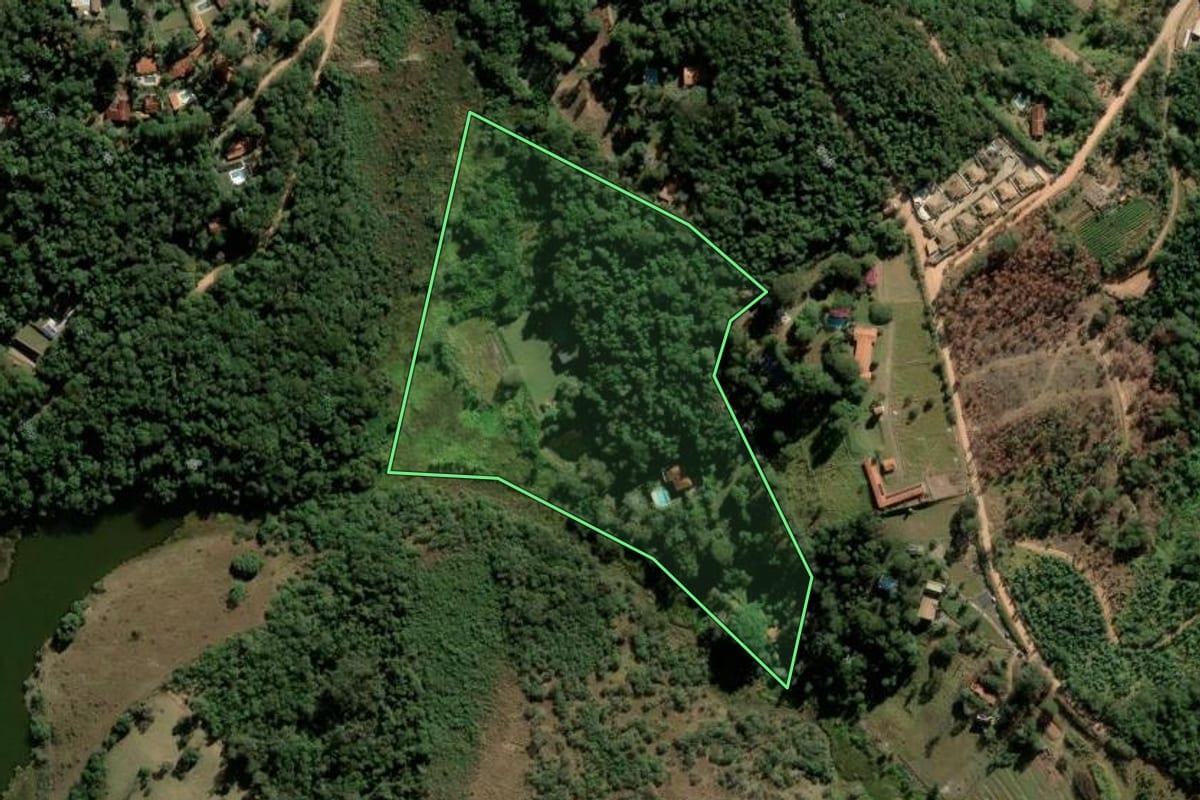 Imagem de satélite do imóvel rural em Atibaia (SP), com o contorno declarado no CAR desenhado por cima.