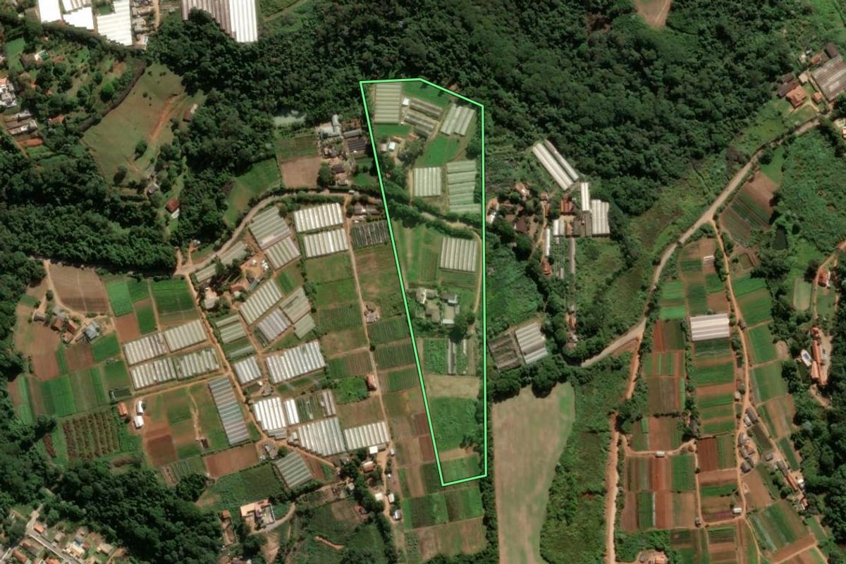 Imagem de satélite do imóvel rural em Atibaia (SP), com o contorno declarado no CAR desenhado por cima.
