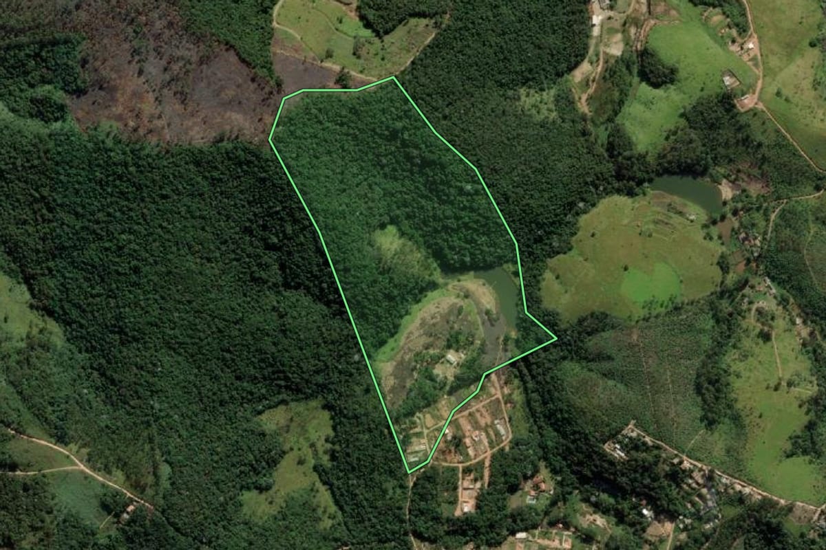 Imagem de satélite do imóvel rural em Atibaia (SP), com o contorno declarado no CAR desenhado por cima.