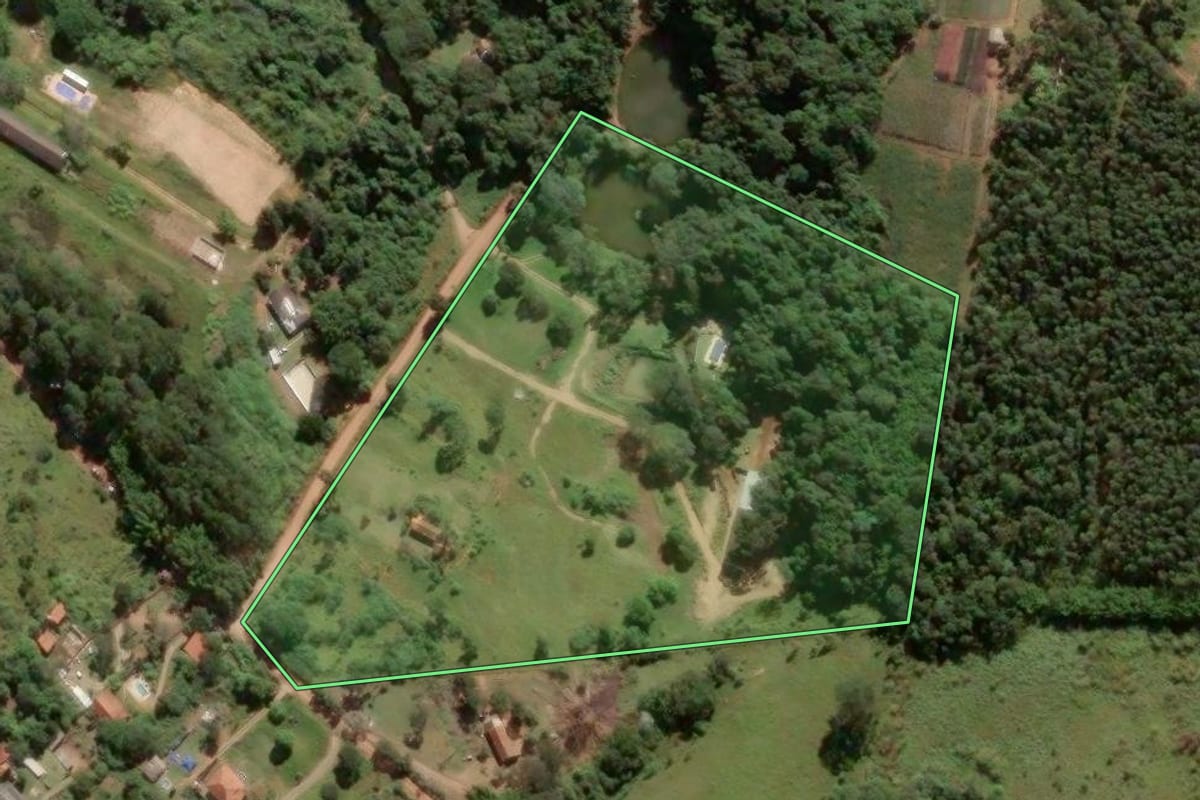 Imagem de satélite do imóvel rural em Atibaia (SP), com o contorno declarado no CAR desenhado por cima.