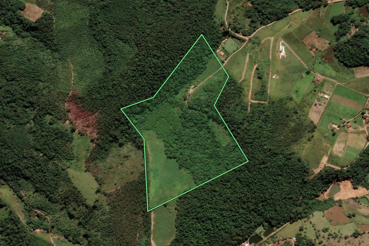 Imagem de satélite do imóvel rural em Atibaia (SP), com o contorno declarado no CAR desenhado por cima.