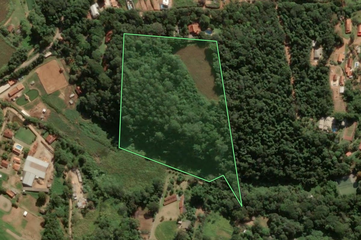 Imagem de satélite do imóvel rural em Atibaia (SP), com o contorno declarado no CAR desenhado por cima.