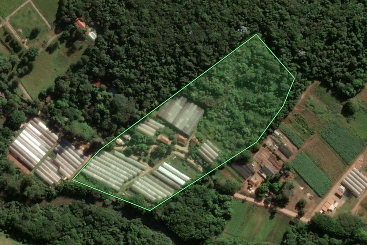 Imagem de satélite do imóvel rural em Atibaia (SP), com o contorno declarado no CAR desenhado por cima.