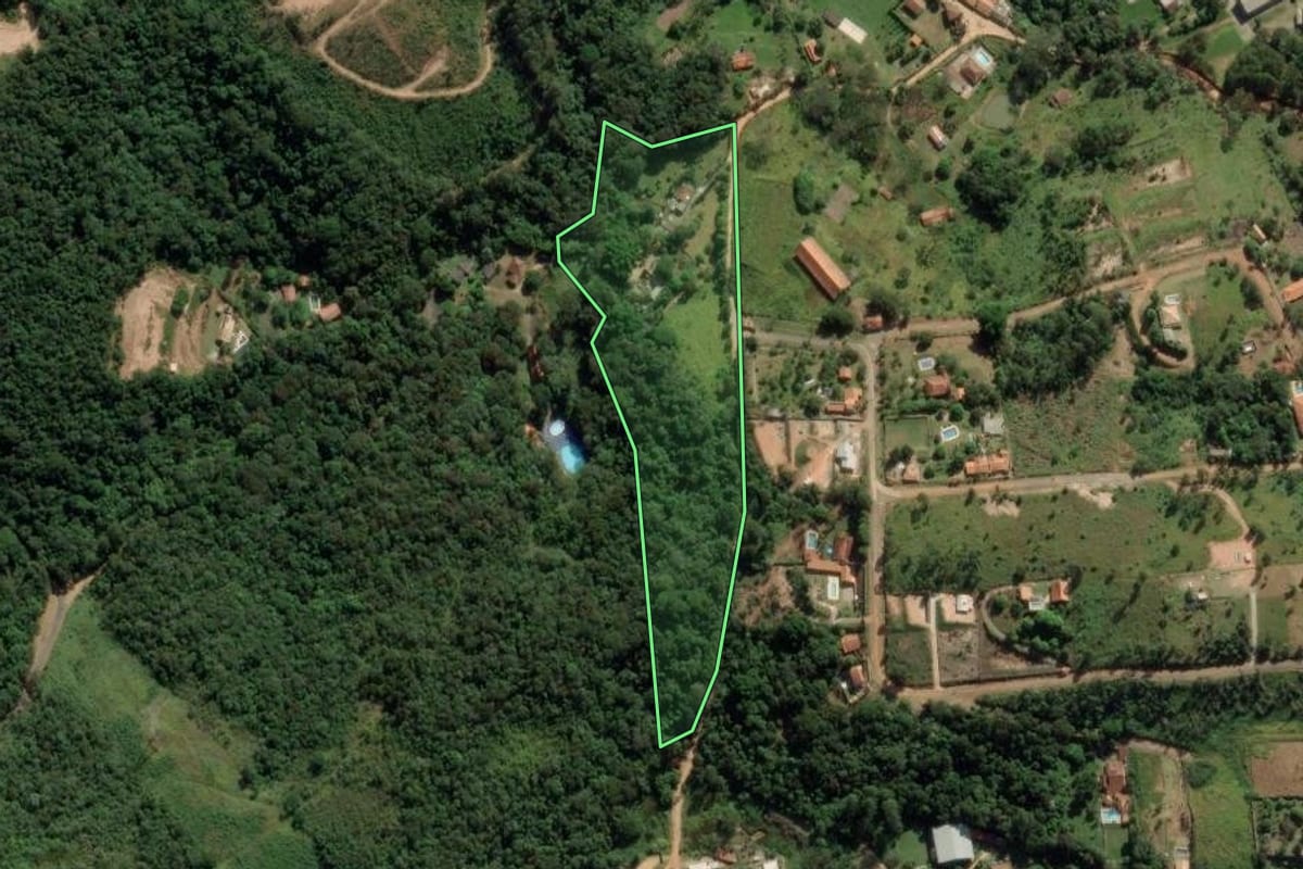 Imagem de satélite do imóvel rural em Atibaia (SP), com o contorno declarado no CAR desenhado por cima.