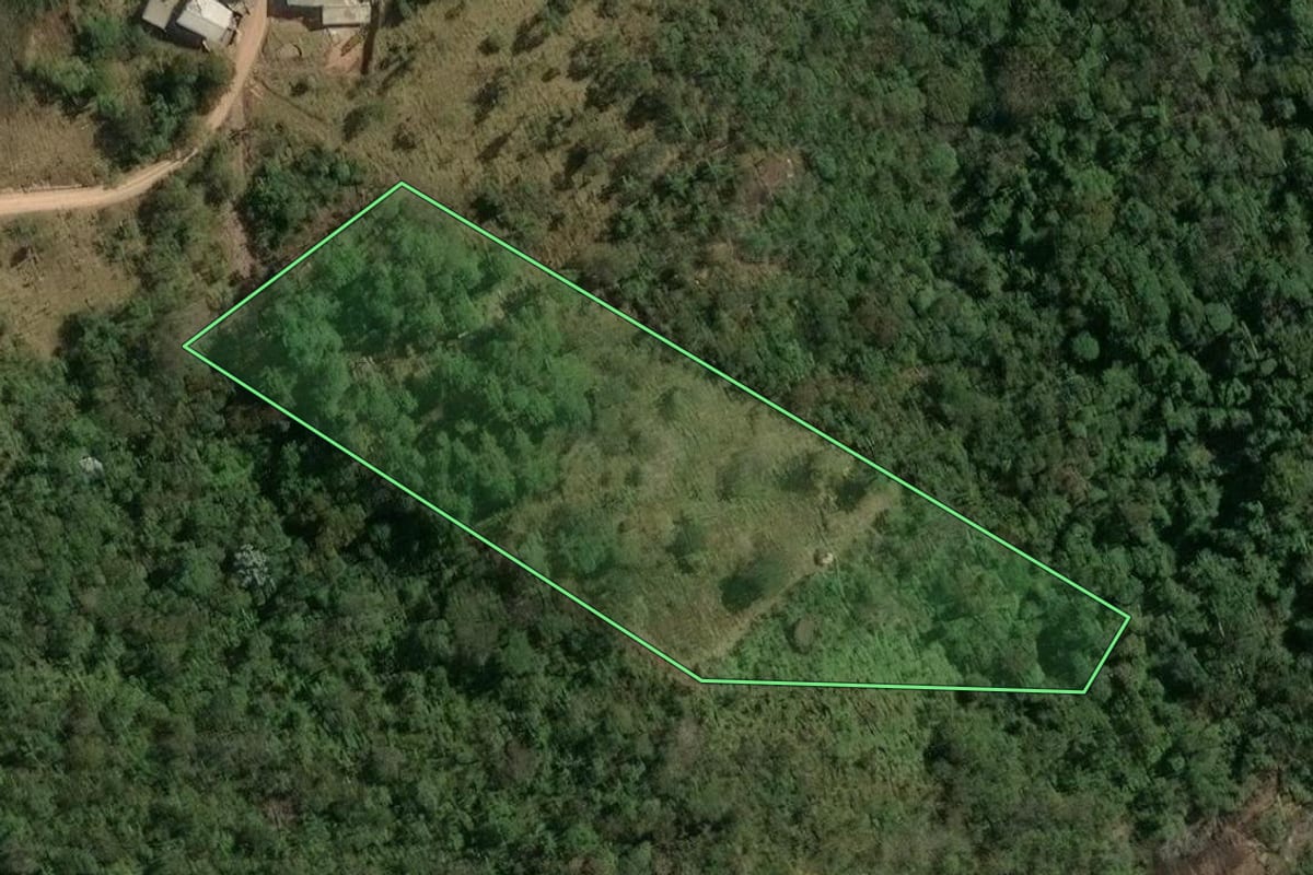 Imagem de satélite do imóvel rural em Atibaia (SP), com o contorno declarado no CAR desenhado por cima.