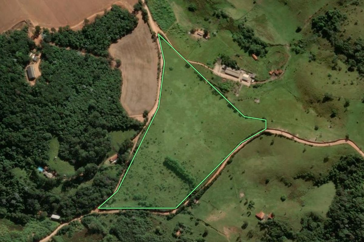 Imagem de satélite do imóvel rural em Atibaia (SP), com o contorno declarado no CAR desenhado por cima.