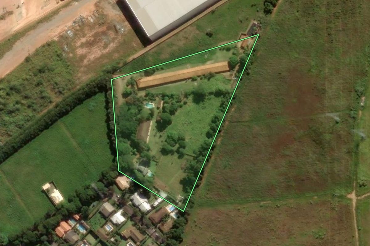 Imagem de satélite do imóvel rural em Atibaia (SP), com o contorno declarado no CAR desenhado por cima.