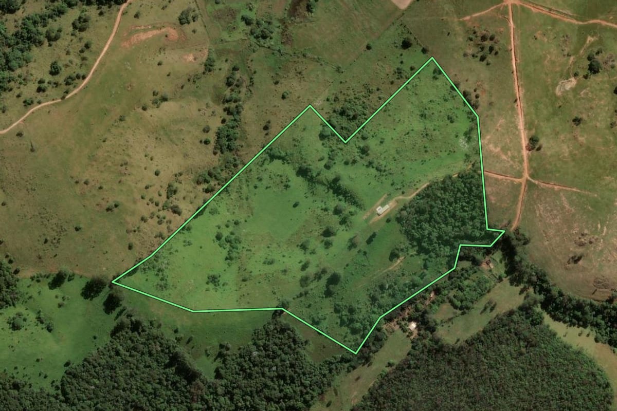 Imagem de satélite do imóvel rural em Atibaia (SP), com o contorno declarado no CAR desenhado por cima.