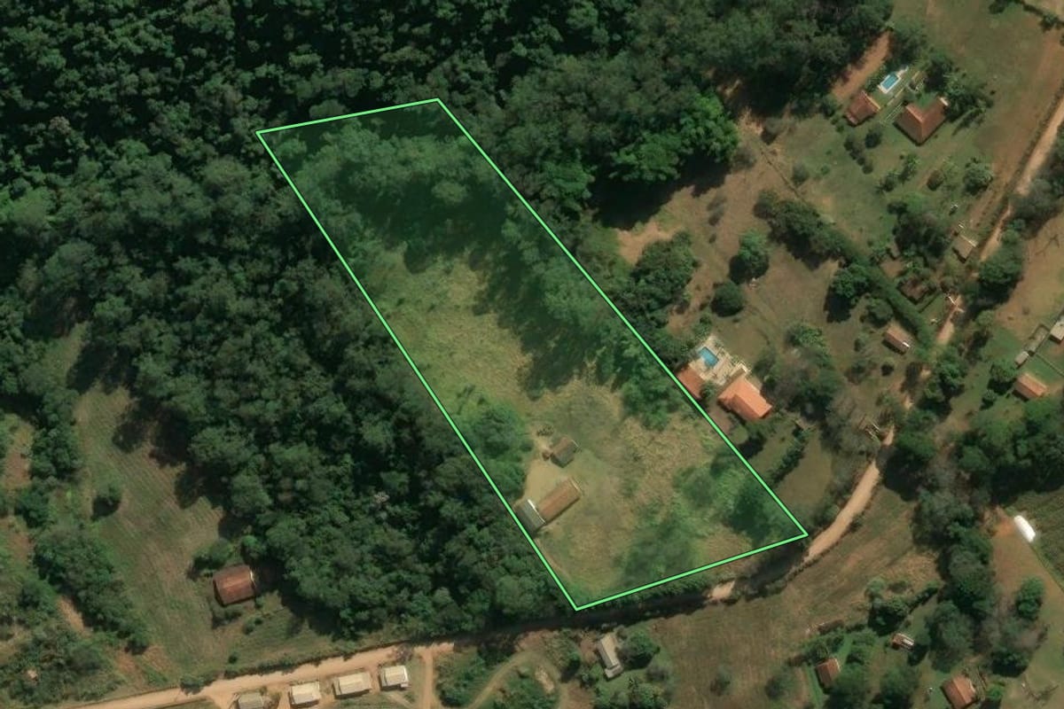 Imagem de satélite do imóvel rural em Atibaia (SP), com o contorno declarado no CAR desenhado por cima.