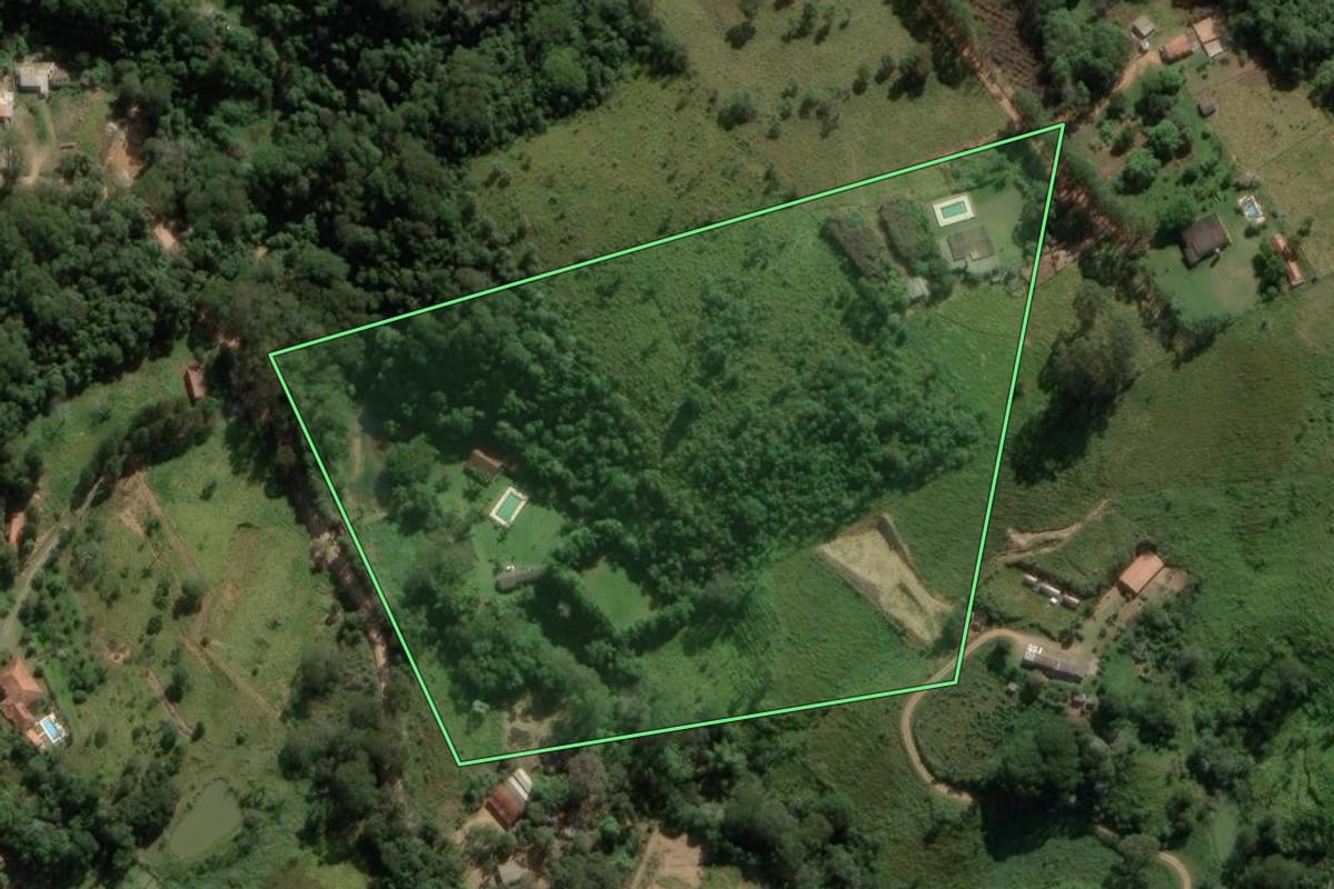 Imagem de satélite do imóvel rural em Atibaia (SP), com o contorno declarado no CAR desenhado por cima.