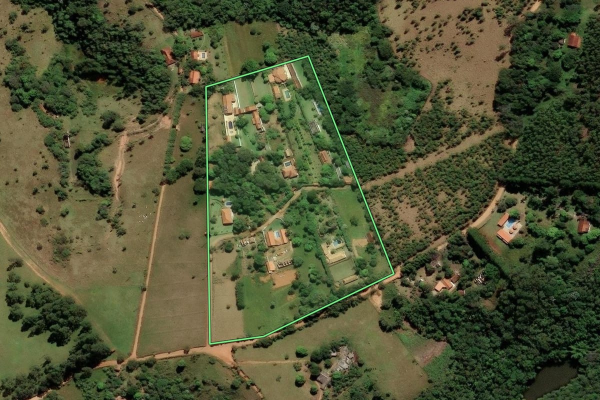 Imagem de satélite do imóvel rural em Atibaia (SP), com o contorno declarado no CAR desenhado por cima.