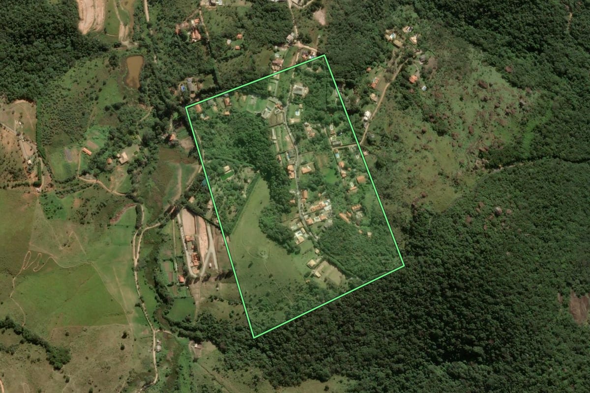 Imagem de satélite do imóvel rural em Atibaia (SP), com o contorno declarado no CAR desenhado por cima.