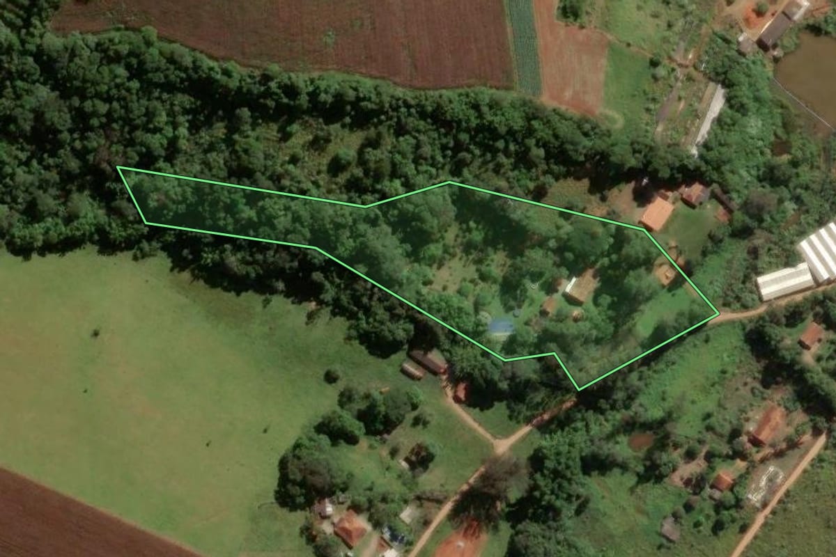 Imagem de satélite do imóvel rural em Atibaia (SP), com o contorno declarado no CAR desenhado por cima.