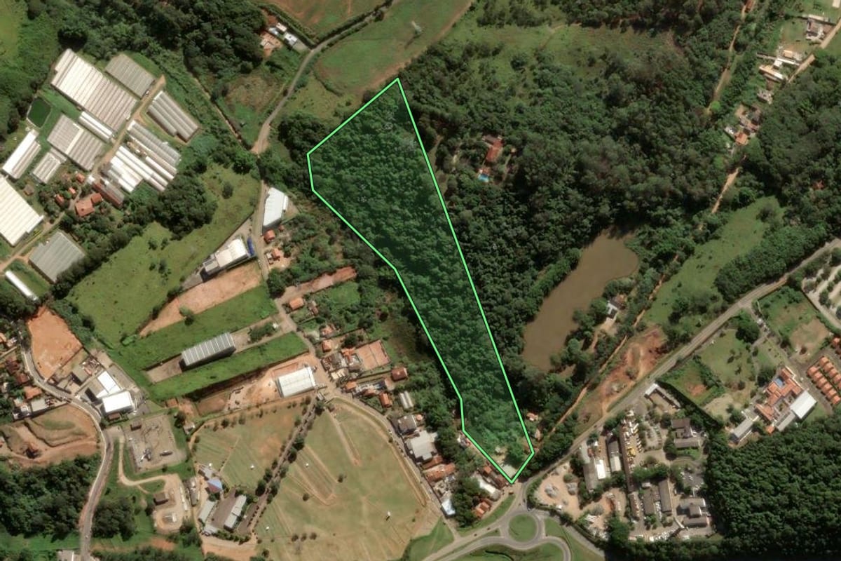 Imagem de satélite do imóvel rural em Atibaia (SP), com o contorno declarado no CAR desenhado por cima.