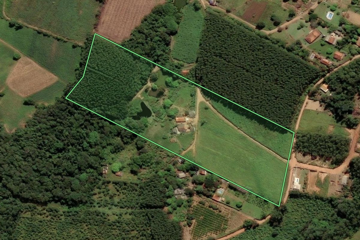 Imagem de satélite do imóvel rural em Atibaia (SP), com o contorno declarado no CAR desenhado por cima.