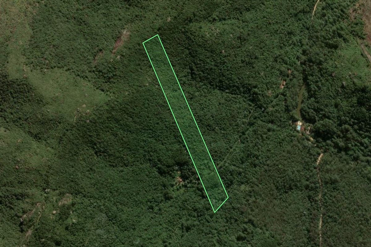 Imagem de satélite do imóvel rural em Atibaia (SP), com o contorno declarado no CAR desenhado por cima.