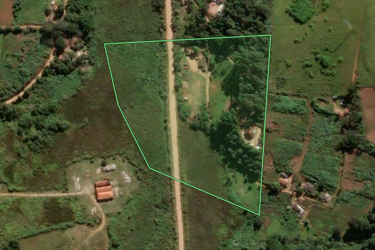 Imagem de satélite do imóvel rural em Atibaia (SP), com o contorno declarado no CAR desenhado por cima.