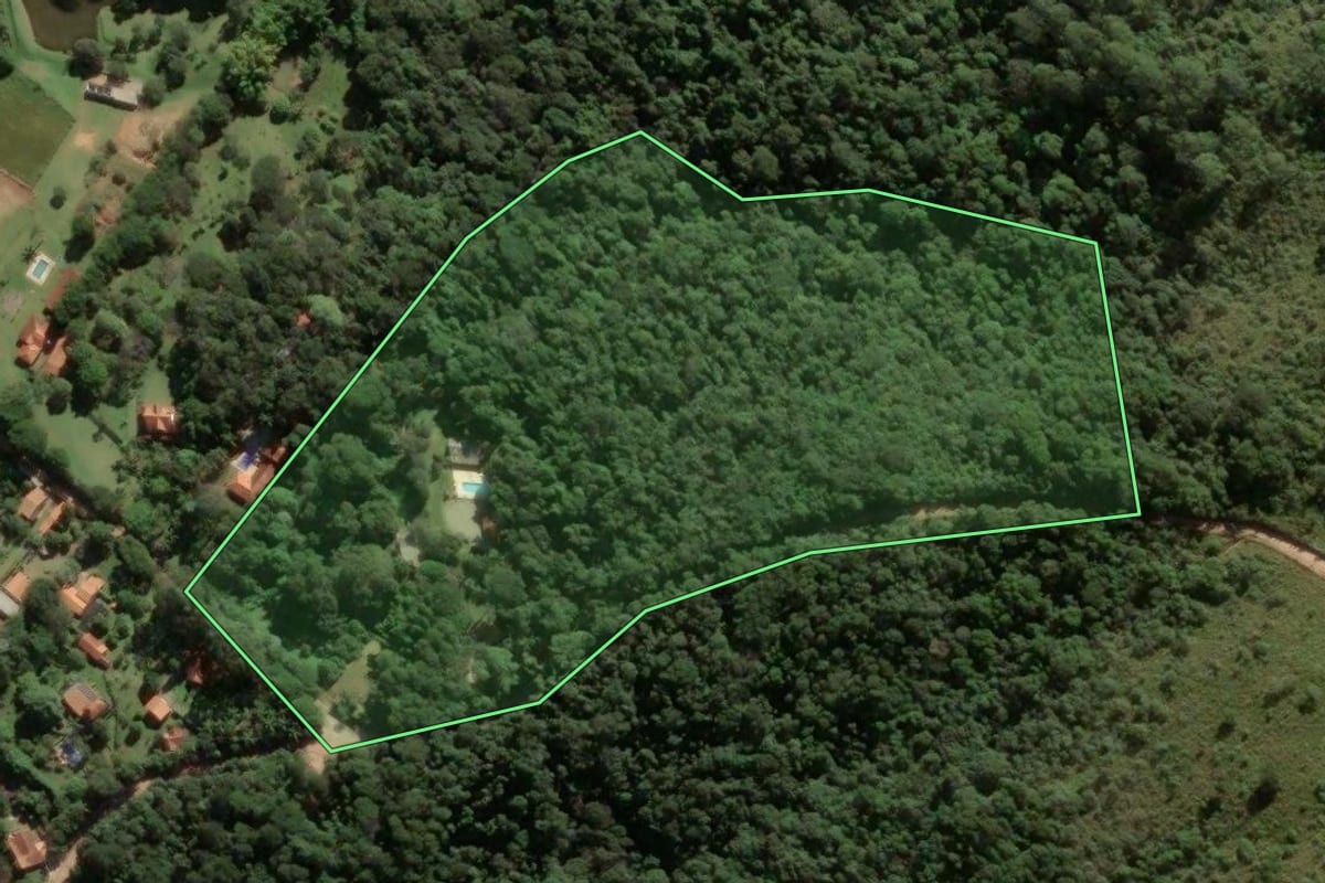 Imagem de satélite do imóvel rural em Atibaia (SP), com o contorno declarado no CAR desenhado por cima.