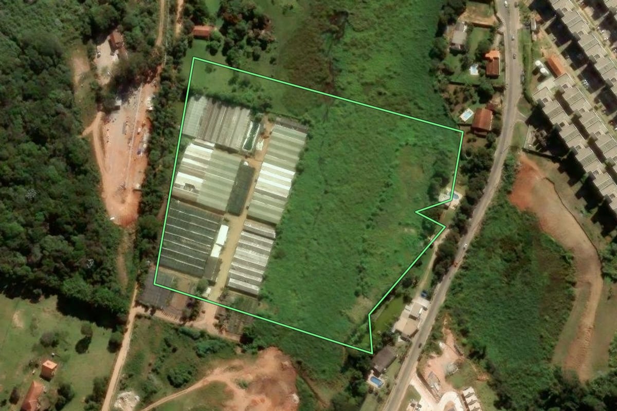 Imagem de satélite do imóvel rural em Atibaia (SP), com o contorno declarado no CAR desenhado por cima.