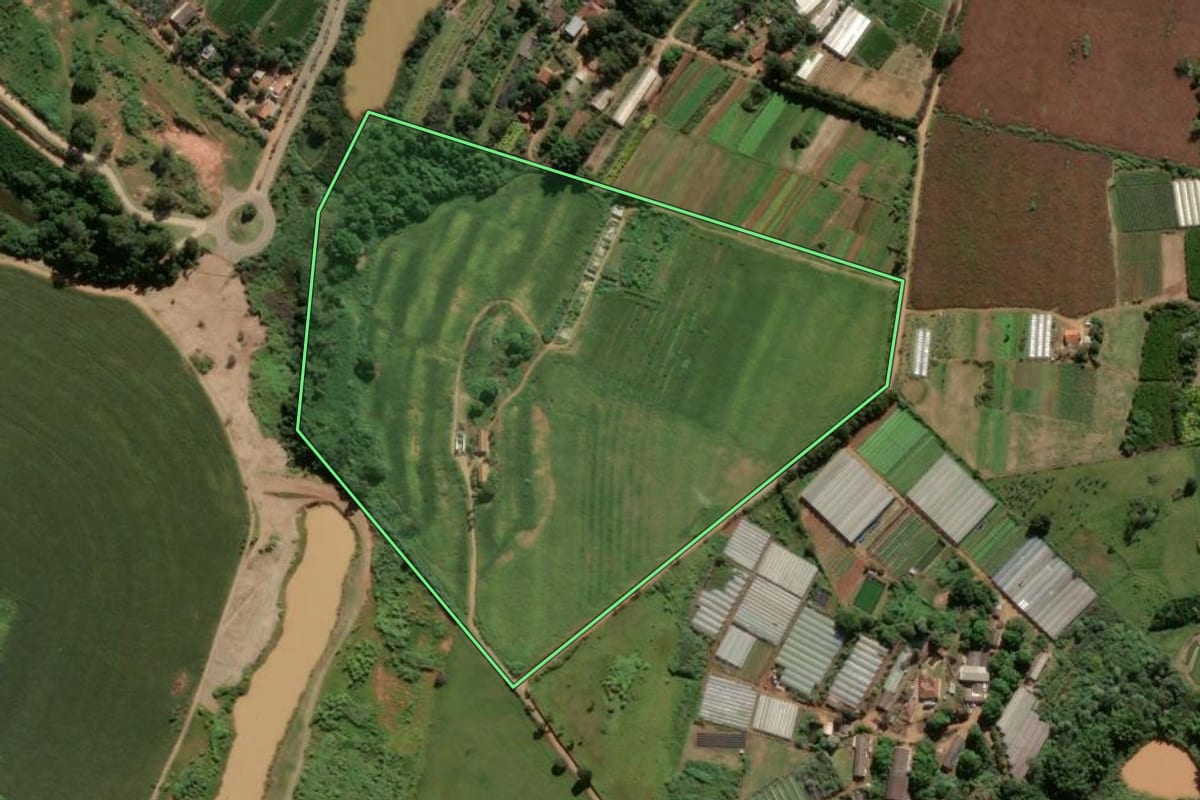Imagem de satélite do imóvel rural em Atibaia (SP), com o contorno declarado no CAR desenhado por cima.